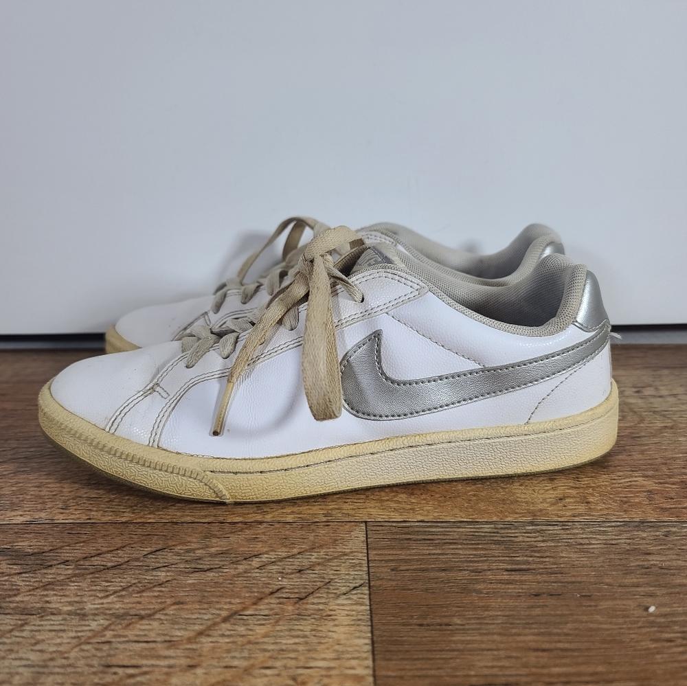 Nike Women's Size 8 Sneakers.